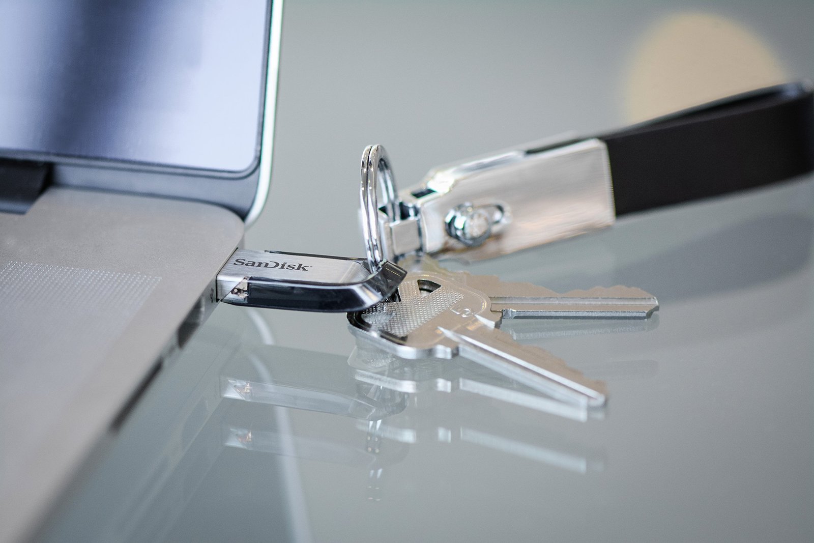 SanDisk Ultra Flair USB 3.0 64GB Flash Drive High Performance up to 150MB/s (SDCZ73-064G-G46) - Image 3